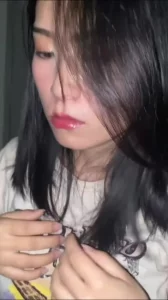 调教大二学妹挑战在楼道里打炮路人经过差点被发现