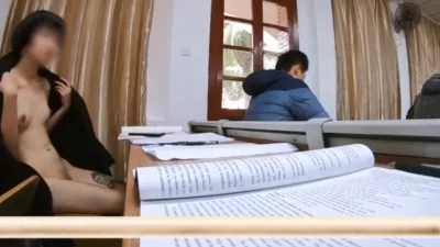 勾引男同学打炮，裸体演奏激情四射！